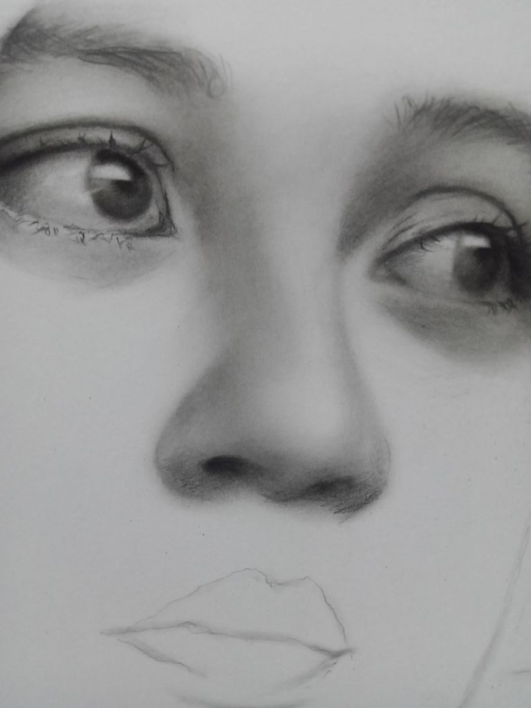 "Sketsa mata dengan pensil adalah karya seni yang menonjolkan detail dan ekspresi. Setiap goresan menggambarkan bentuk kelopak, bulu mata, hingga sorotan pada bola mata, menciptakan tampilan yang realistis dan penuh kedalaman. Teknik bayangan dan detail halus membantu menciptakan efek alami dan emosional pada sketsa ini."

